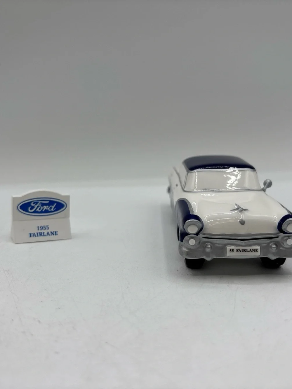 Department 56 1998 Vintage Original Snow Village 1955 Ford Fairlane 56.54950 EUC